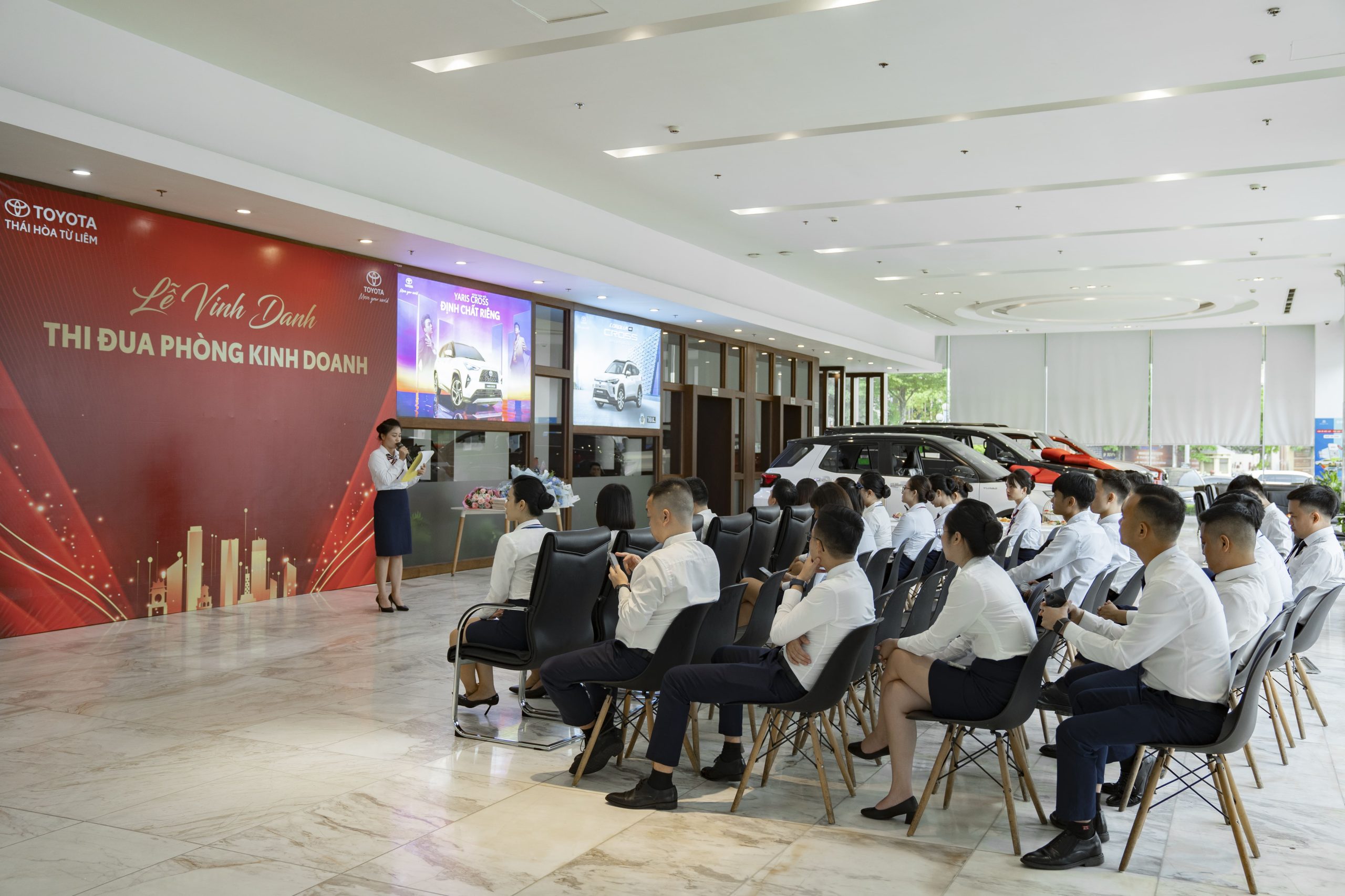 Lễ vinh danh được tổ chức trong không gian ấm cúng và trang trọng