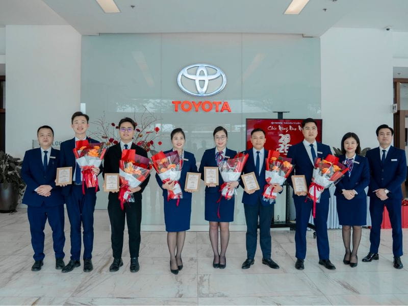 Các TVBH đạt chứng chỉ bán hàng chuyên nghiệp do TMV trao cuối năm 2025